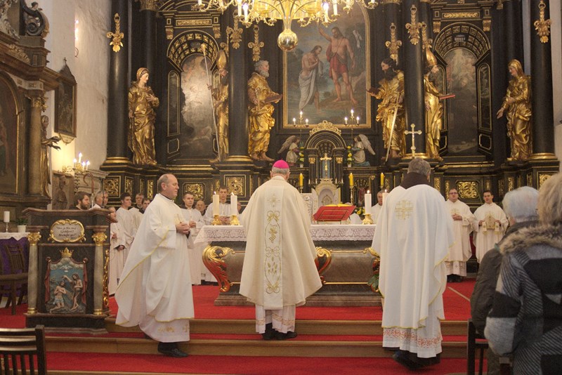 Blagoslov obnovljenog glavnog oltara sv. Ivana Krstitelja u Franjevačkoj crkvi u Varaždinu