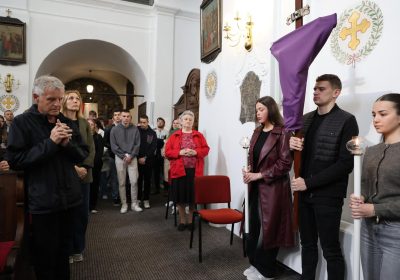 Gimnazijalci predvodili križni put na Veliki petak u Slavonskom Brodu