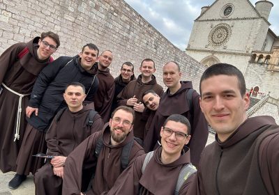 Mladi franjevci hodočastili svome ocu i utemeljitelju prigodom povijesnog događaja – izlaganja njegovih relikvija