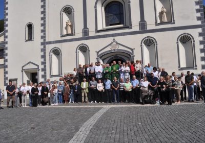 Župljani iznenadili svoga župnika: Kostajnica proslavila zlatnu misu fra Stjepana Jambrošića