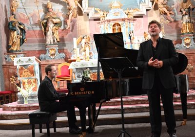 Tenor Krešimir Špicer i i pijanist Lovre Marušić u crkvi Presvetog Trojstva
